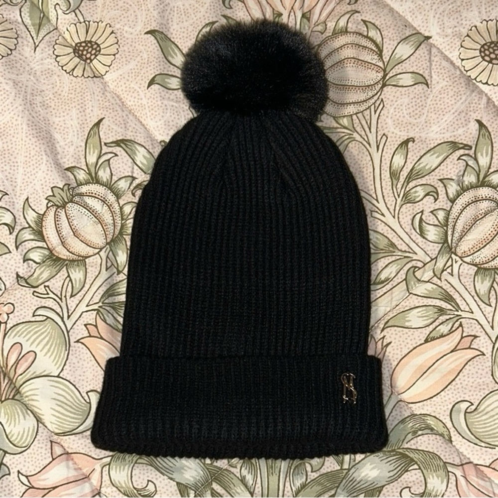 Steve Madden Black Knit Pom-Pom Beanie